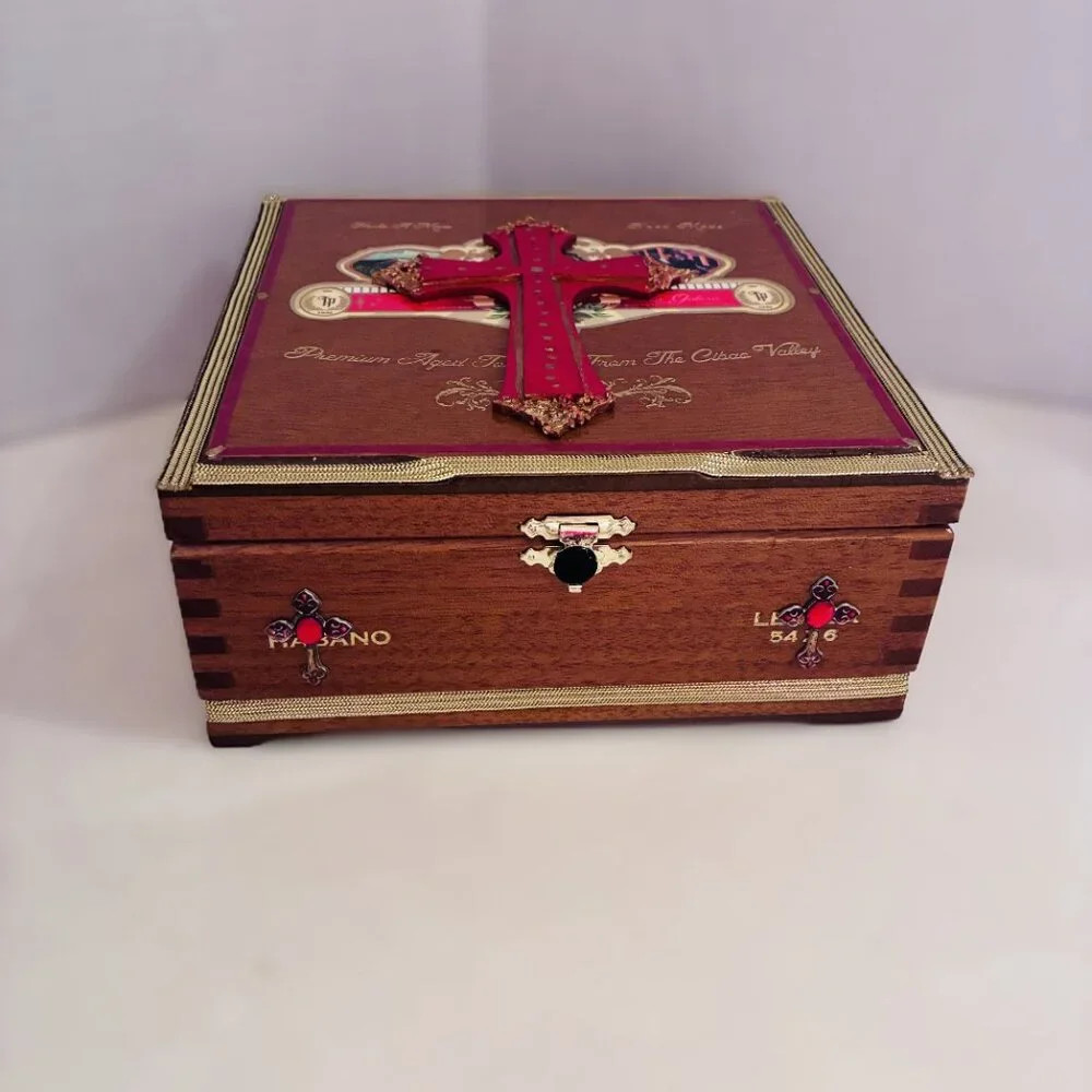 SUEÑOS de Saundra Upcycled, Le Galera Cigar Box, ARTFUL STORAGE